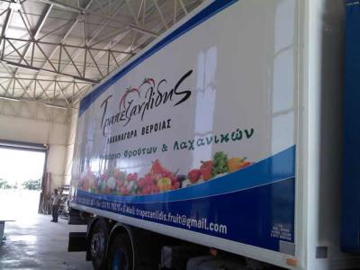 Γράμματα και εικόνες σε αυτοκίνητο